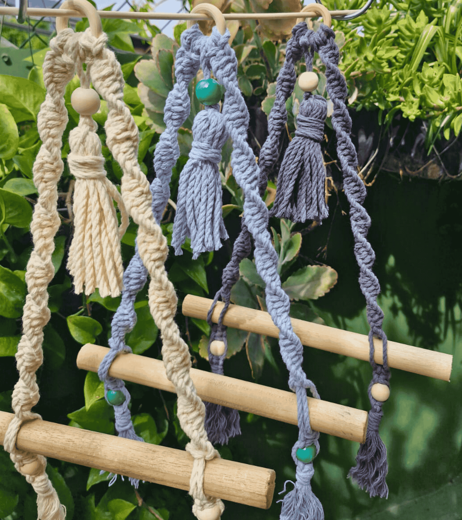 Portapapel de baño de macramé hecho a mano en El Salvador.