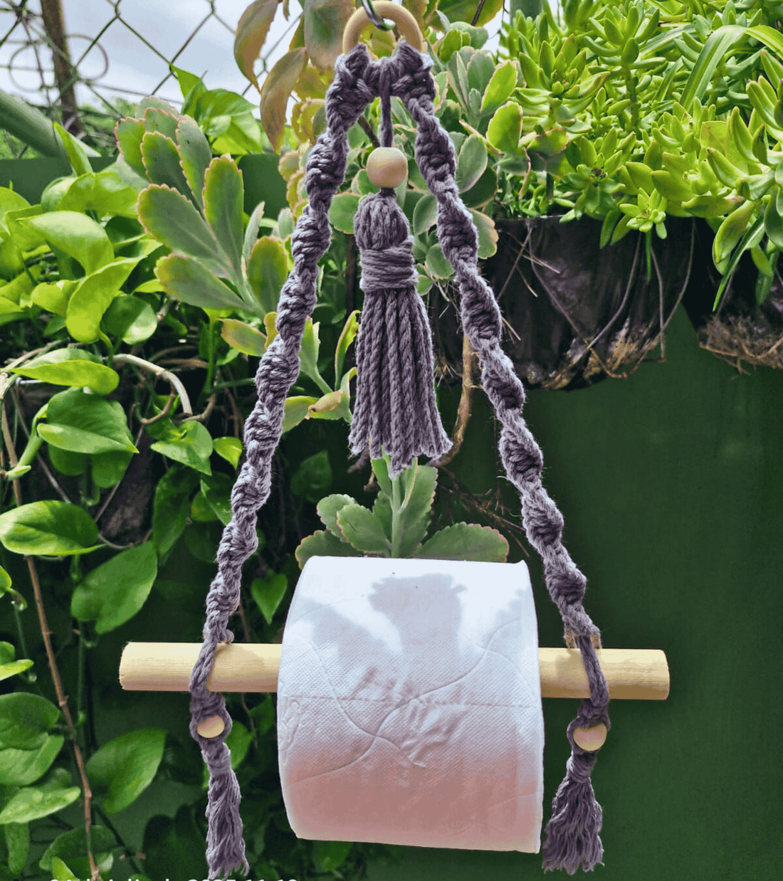 portapapel de baño de macramé hecho a mano en El Salvador.