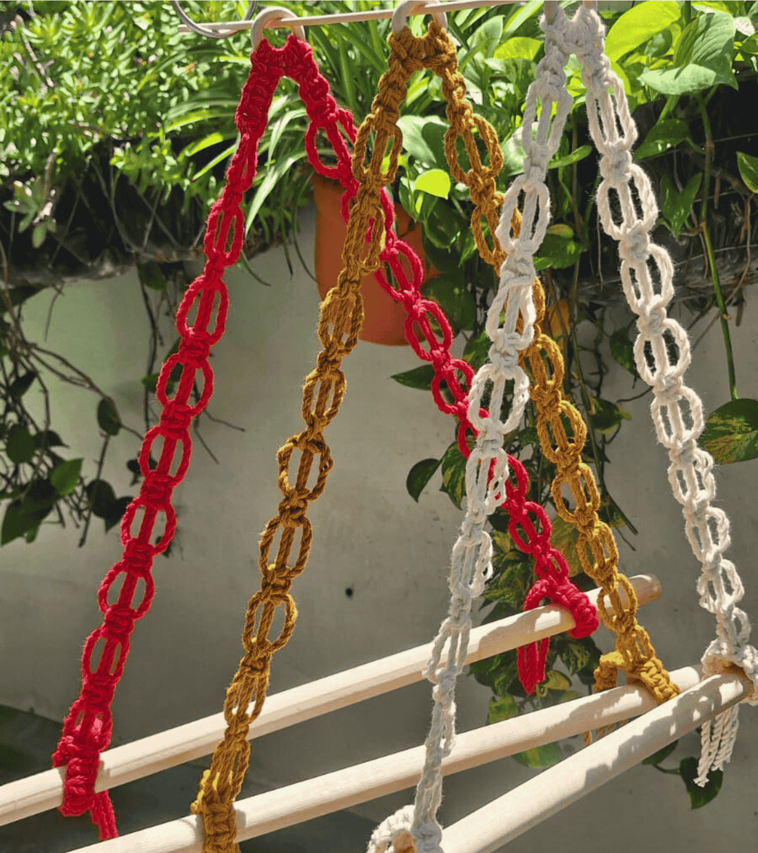 Portapapel de cocina de macramé hecho a mano en El Salvador.