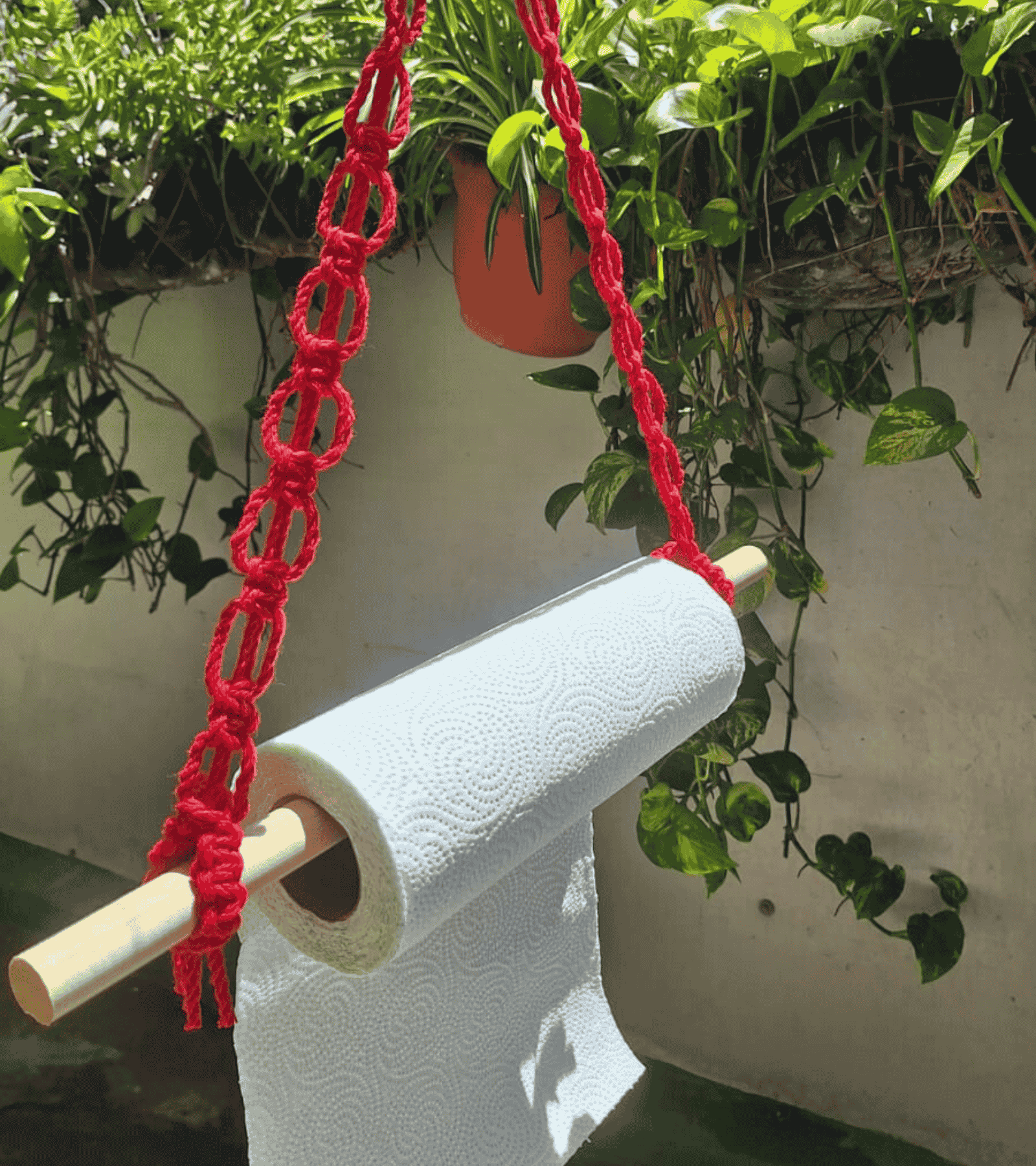 Portapapel de cocina de macramé hecho a mano en El Salvador.